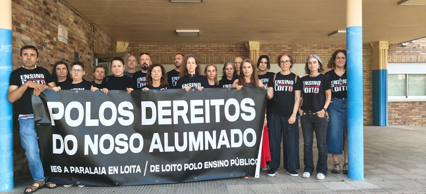 Profesorado do IES A Paralaia nos Martes en Loita