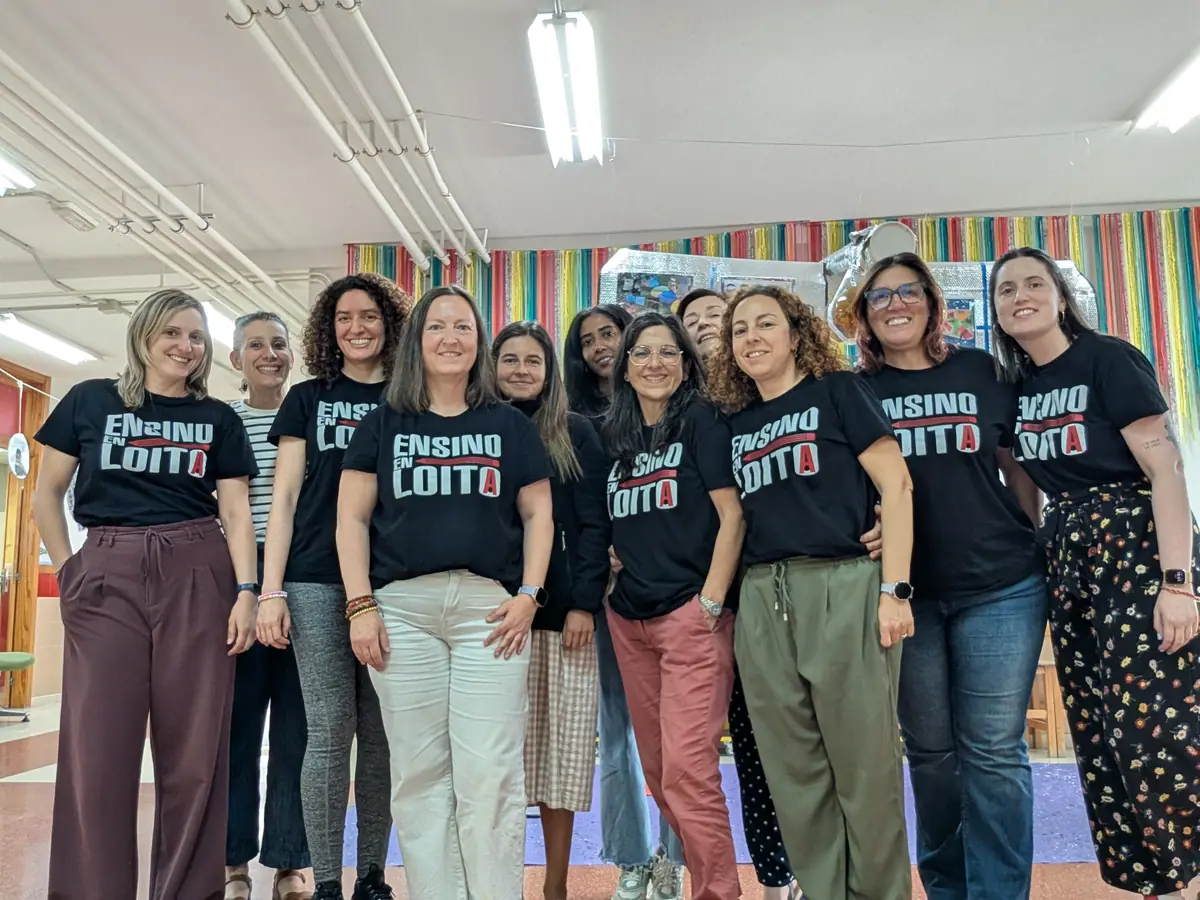 Profesorado da EEI Cristo da Victoria participando na mobilización