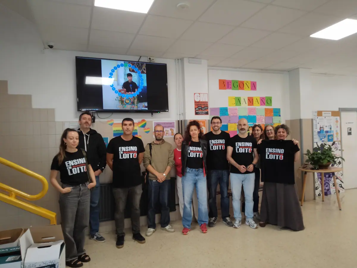 Profesorado do IES Escolas Proval participando nos Martes en Loita