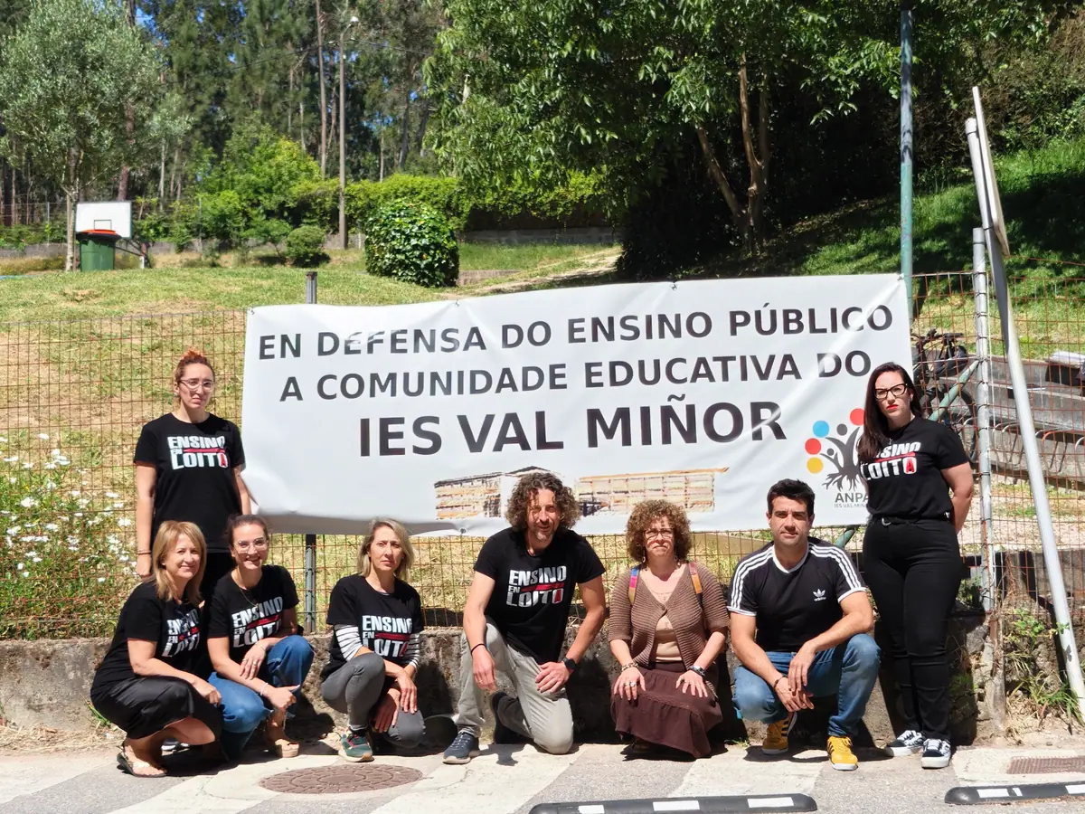 Comunidade educativa do IES Val Miñor defendendo o ensino público