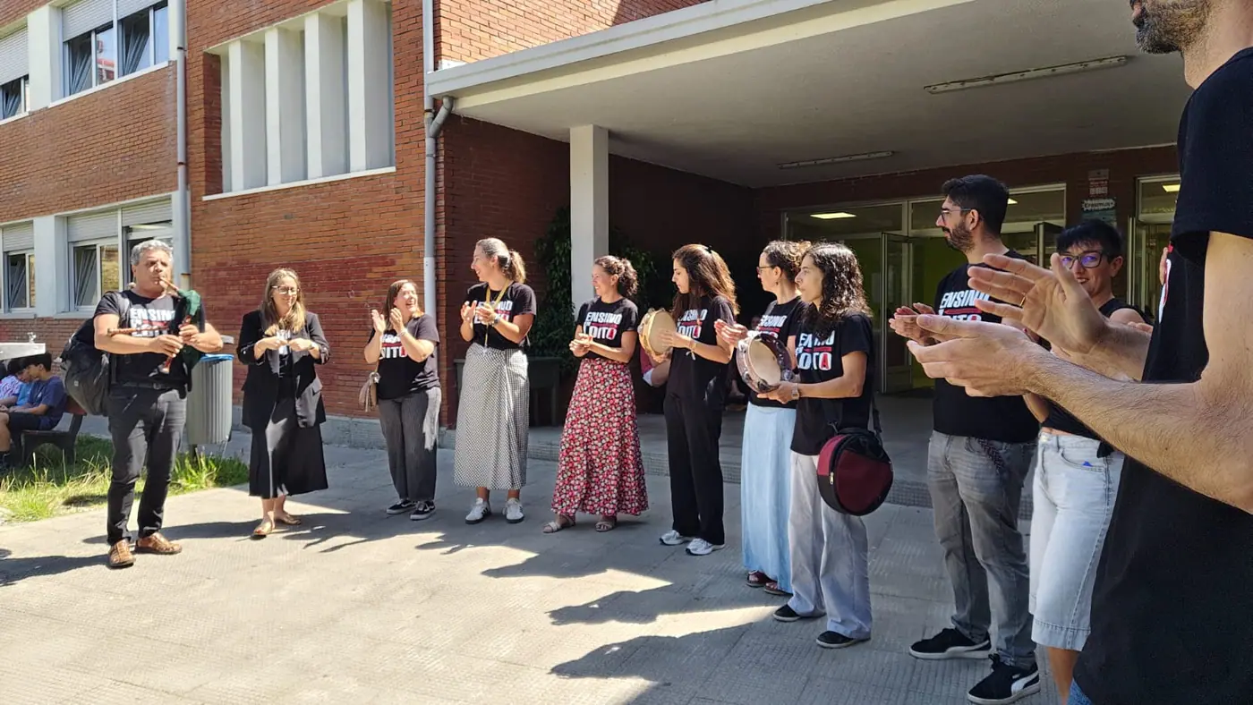 Profesorado do IES Álvaro Cunqueiro nun Martes en Loita